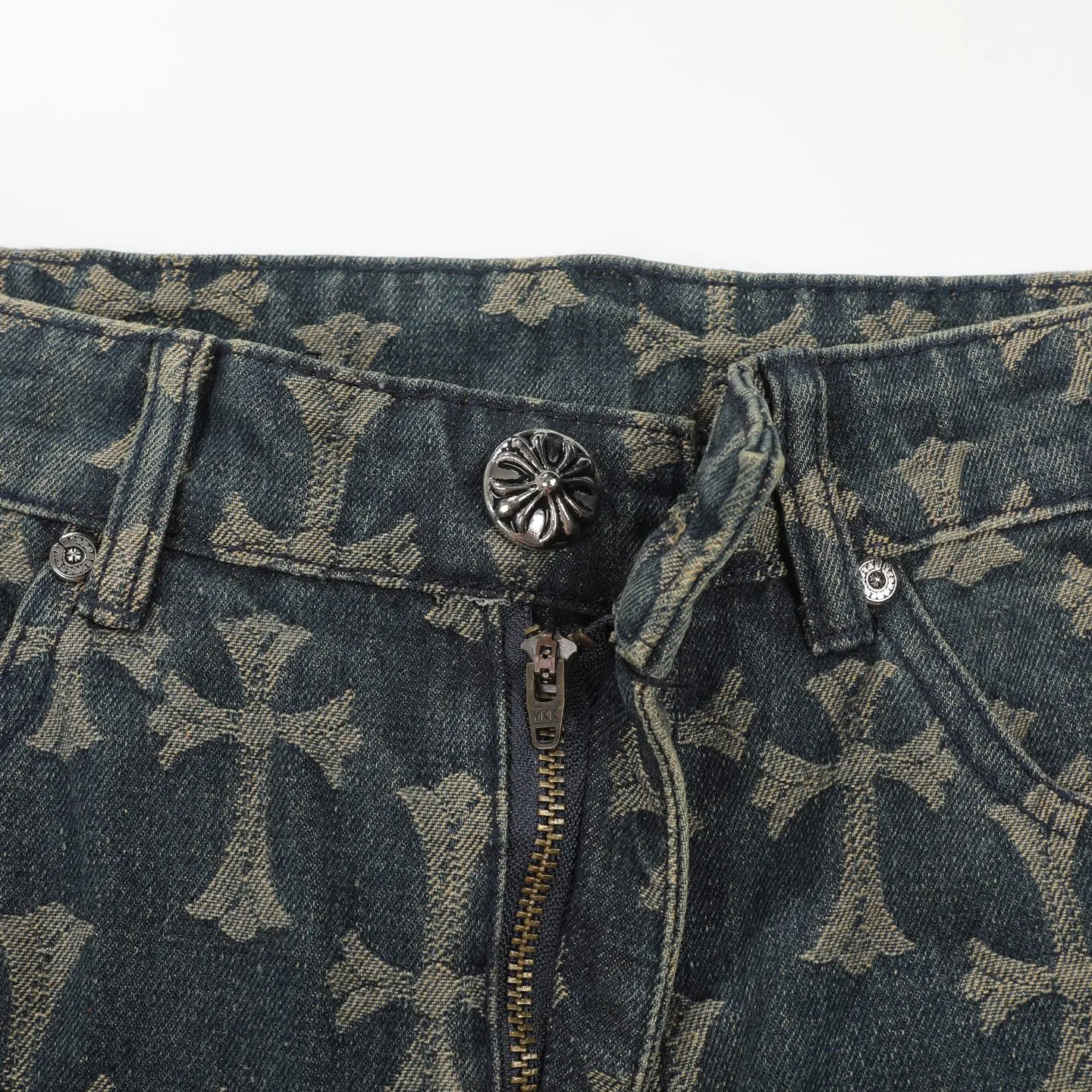 P220 Chrome Hearts｜Chrome Hearts CH all-over jacquard bootcut jeans - the same style as those of Internet celebrities. Cross-printed jeans, with unique cross design elements and all-over printing, full of design sense. It is made of 100% denim cotton fabric with heavy coarse yarn count, which ensures a stiff and tough silhouette while being soft, comfortable and breathable. The lapel is designed with silver buttons and is full of texture.  The classic dark yellow cross logo is all over the pants. They are generous and full of personality without being exaggerated. They are perfect for spring and summer!    Custom hardware! Same style for couples!  The three standards are complete, and the non-market version of the same style for men and women is free to compare and the quality is absolutely guaranteed. Size: 28/30/32/34/36 (s-xxl) Waist: 72/77/82/87/92 Knee: 55/56.5/58/59.5/61 Pants length: 103.5/105.5/107.5/109.5/111.5